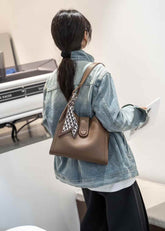 حقيبة كنف نسائية لون بني فاتح حجم متوسط بشريط ستان - KSA